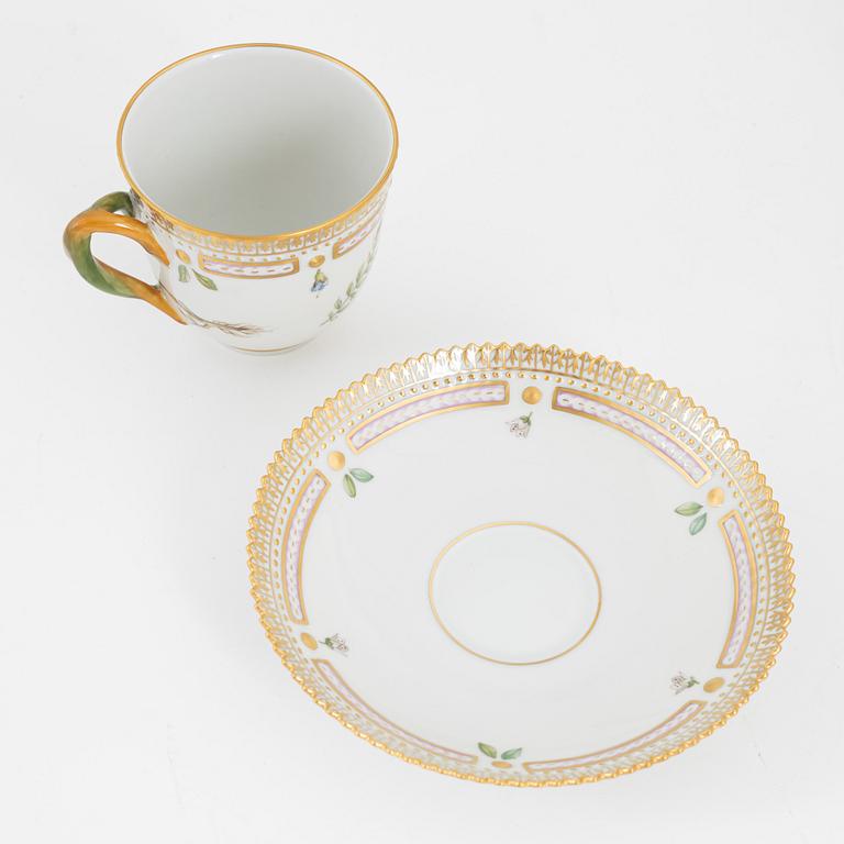 Royal Copenhagen, Kaffekoppar med fat, 4 st, porslin, "Flora Danica", Royal Copenhagen, Danmark, 1957.