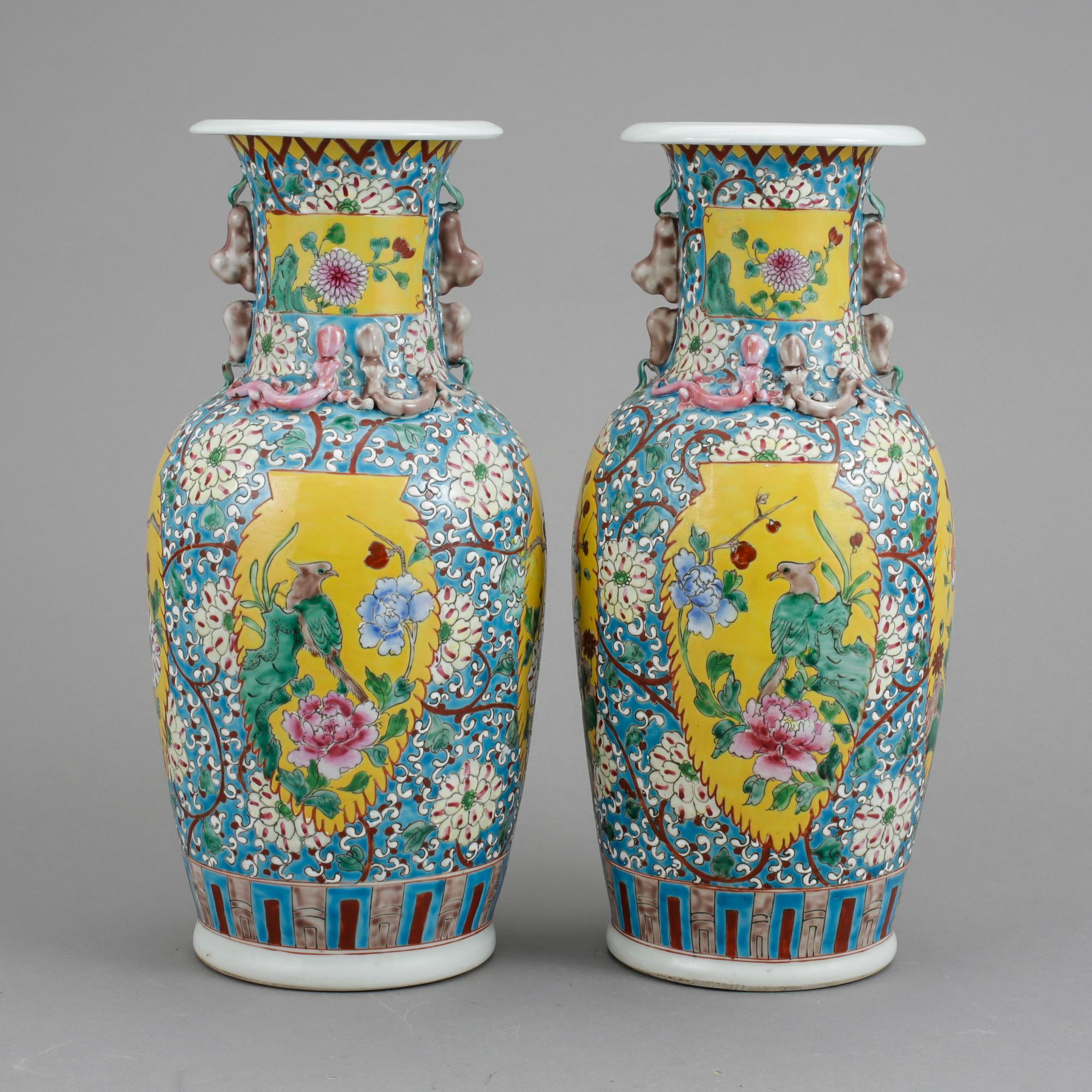 URNOR, ett par, porslin, Kina, 1900-tal.