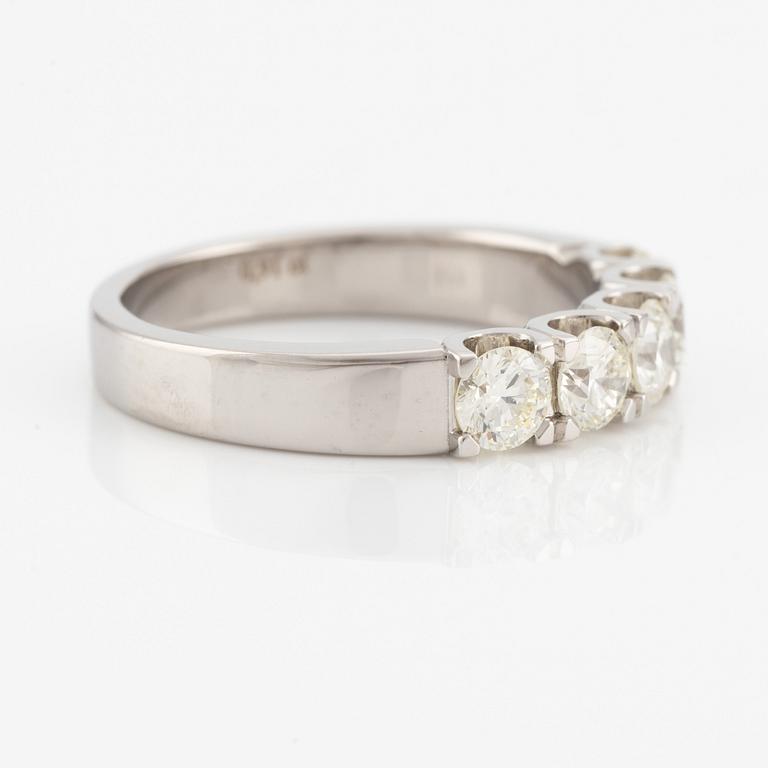 Ring in 14K gold with round brilliant cut diamonds.