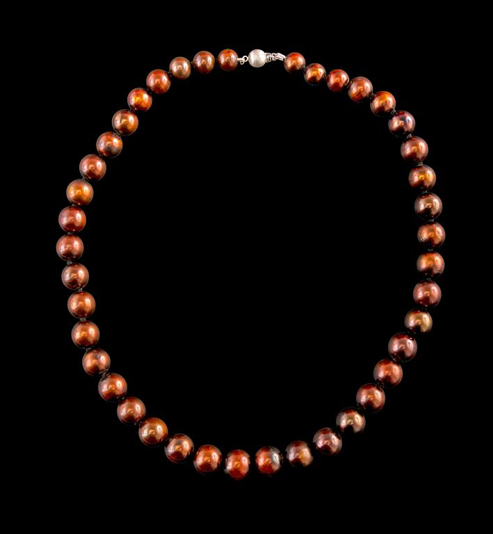 A NECKLACE, dyed south sea pearls 8-11 mm. Length 45 cm.