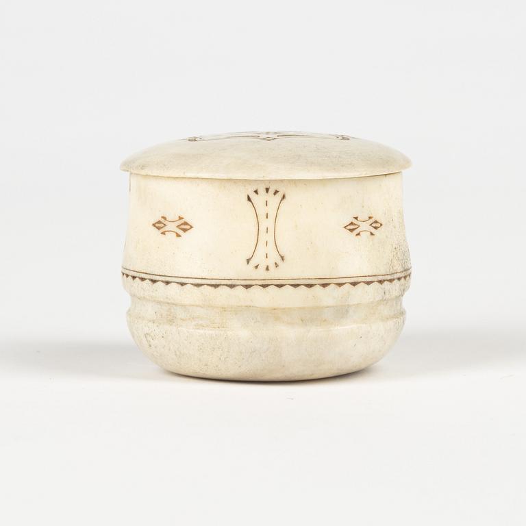 An engraved horn box with lid by THomas Marainen, signed.