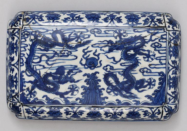 A blue and white 'dragon' box with cover, Ming dynasty with Wanli´s six character mark and of the period (1573-1619).