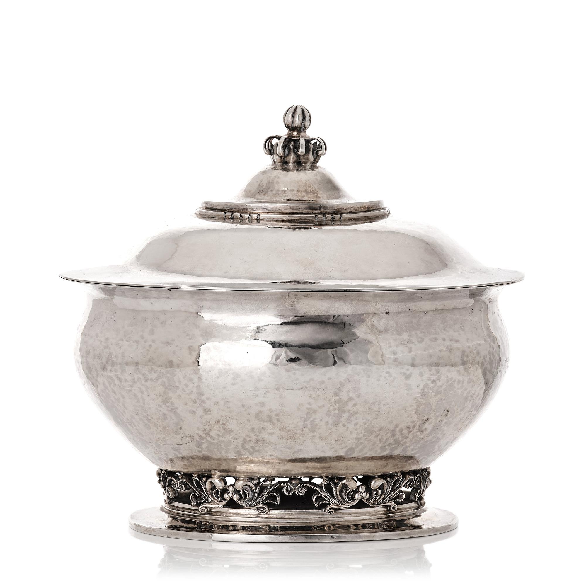 Georg Jensen, an oval 830/1000 silver box, Copenhagen 1920, design nr 317.