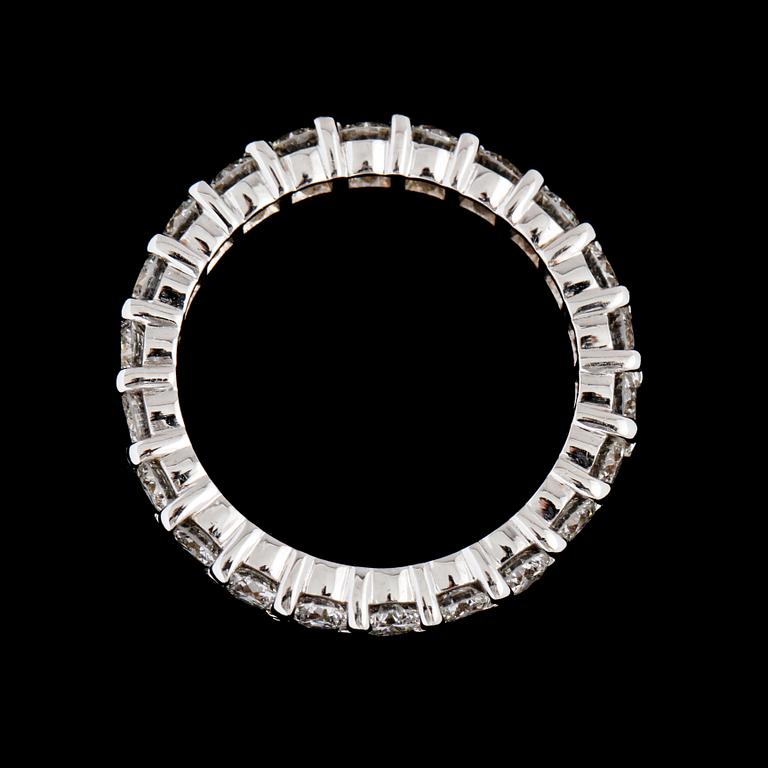 RING, 18k vitguld med briljantslipade diamanter, 1.72 ct. Vikt 3,4 g.
