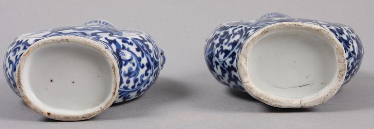 PILGRIMSFLASKOR, ett par, porslin, Kina. 1800-tal.