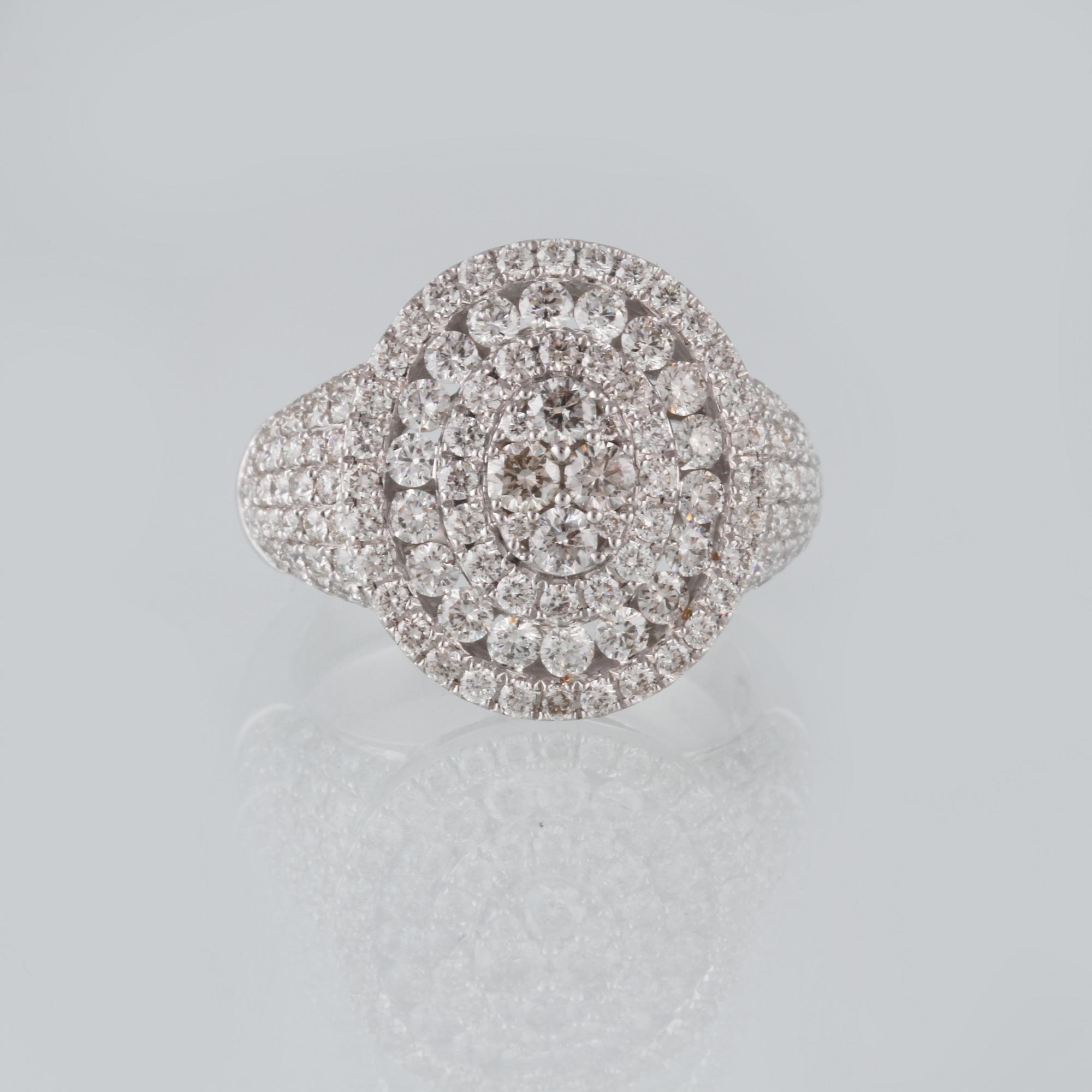 RING, 18K vitguld med 150 briljantslipade diamanter 2.32 ct. Vikt 9,1 gram.