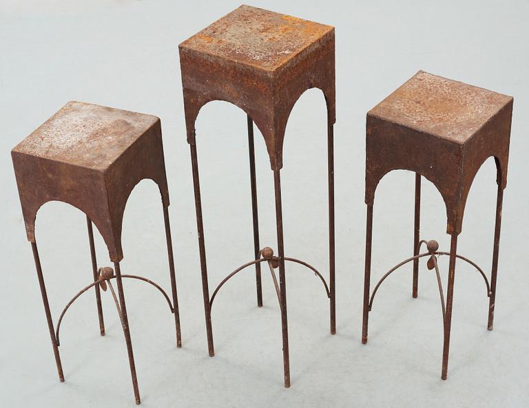 PIEDESTALER, 3 st, gjutjärn, Woestijnroos design Belgien, 1900-talets slut.