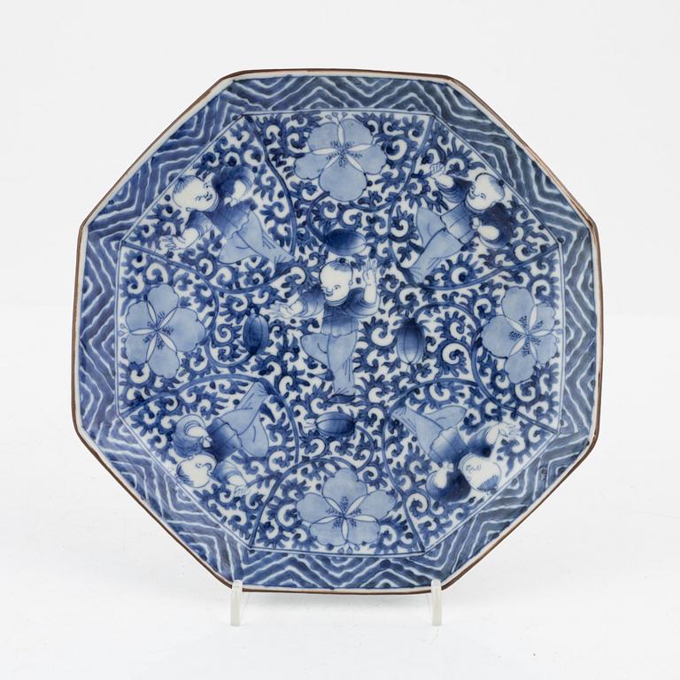 A blue and white Japanese dish, late 18th Century/early 19th Century.