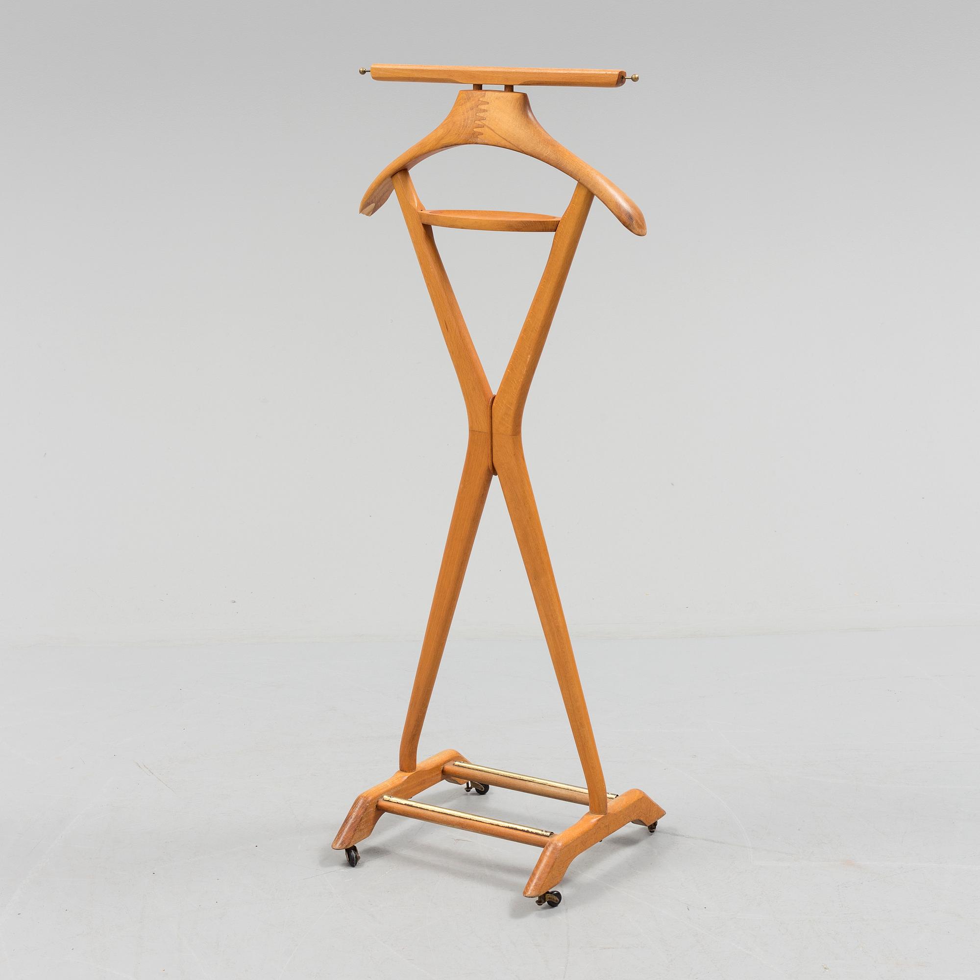 A late 20th century Fratelli Reguitti stand for men's clothes.