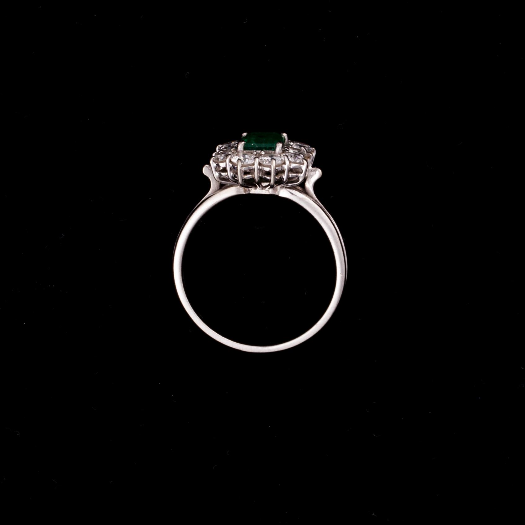 RING, 18K vitguld, smaragd, diamanter. Vikt ca 4,6 g.