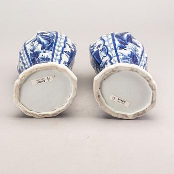 A pair of blue and white vases, Qing dynasty, Kangxi (1662-1722).