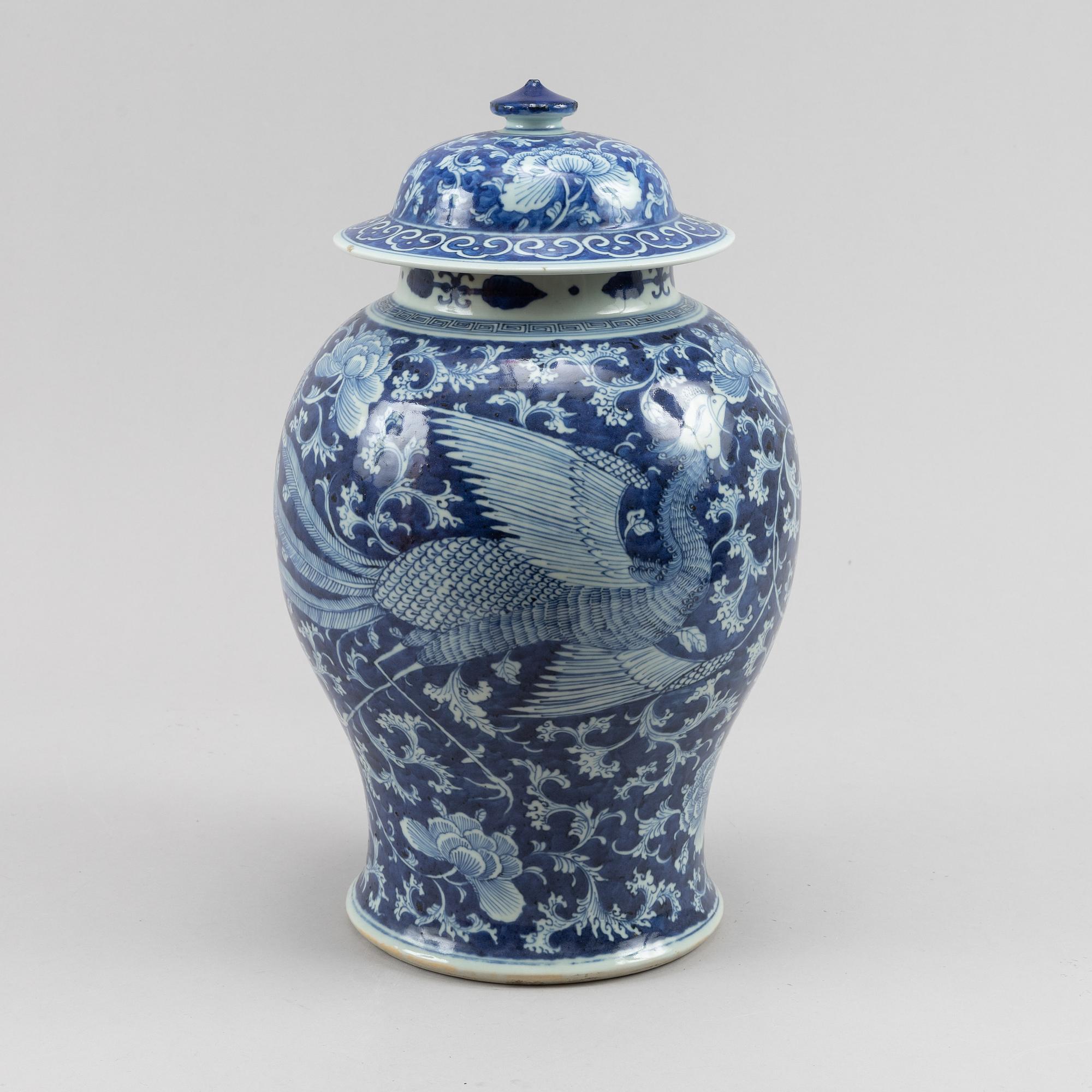 A blue and white jar with cover, Qing dynasty, 19th Century.