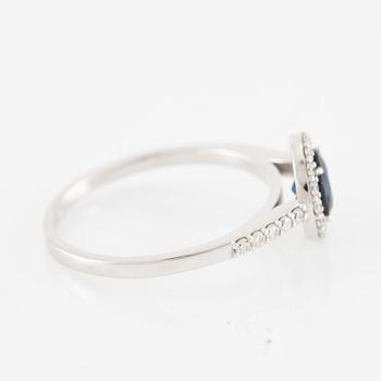 Ring in 14K white gold with a sapphire and brilliant-cut diamonds.