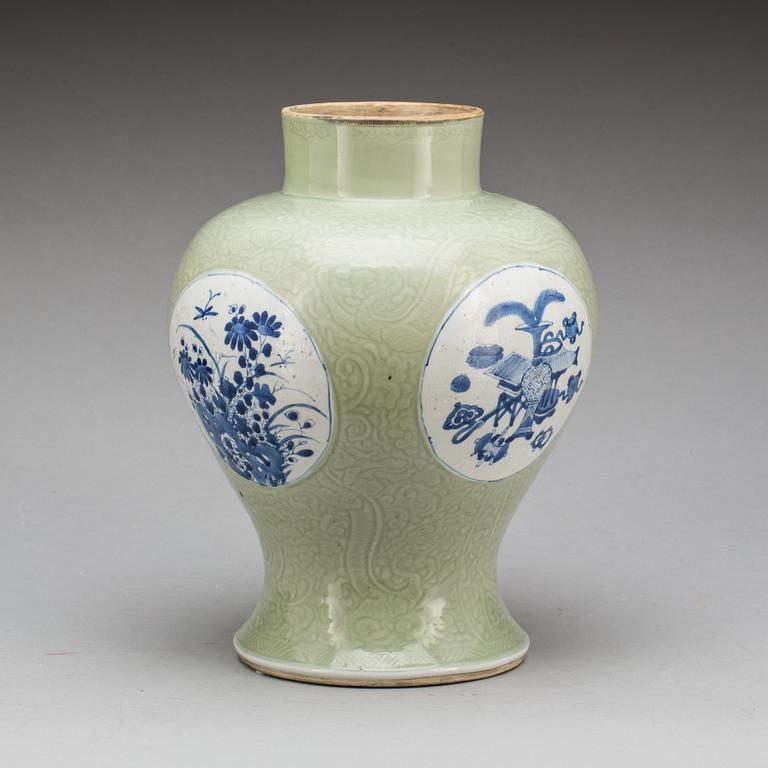 URNA, porslin, Kina, Qianlong (1736-95).