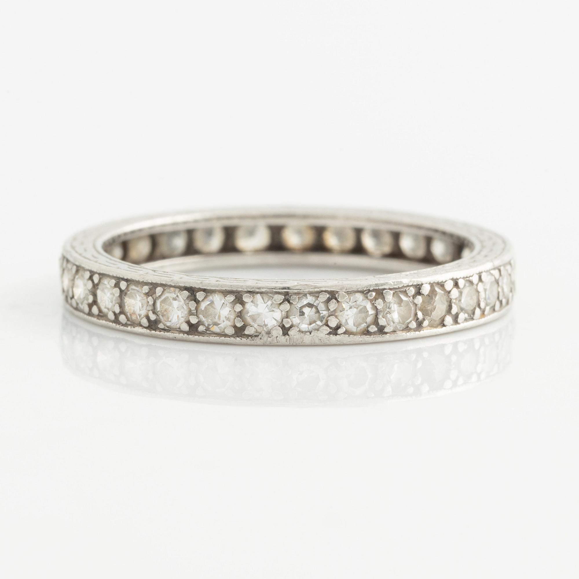 Ring, full eternity white gold with octagon-cut diamonds.