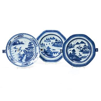 Värmefat, tre stycken, kompaniporslin, Kina, Qingdynastin, 1700-/1800-tal.