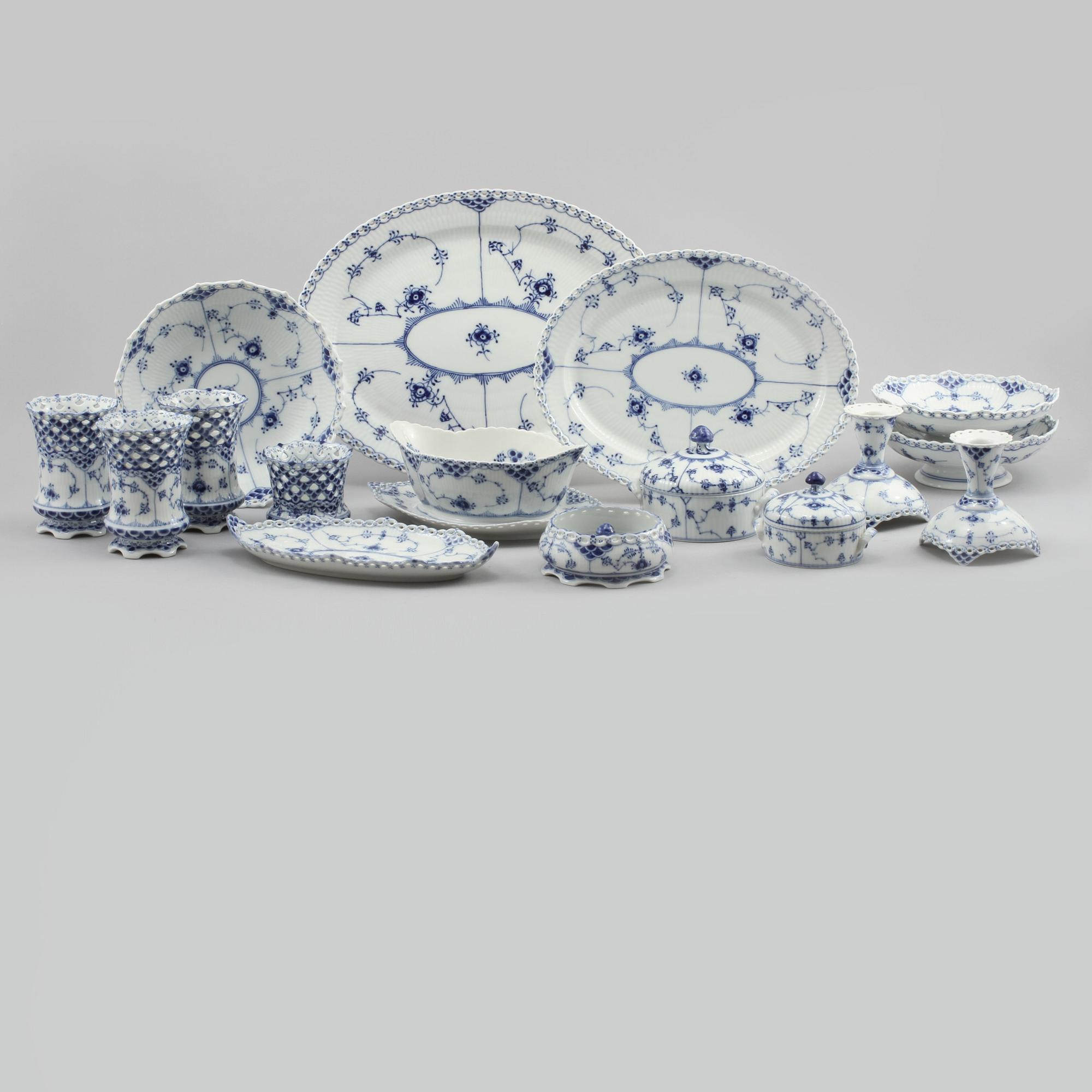 SERVISDELAR, 16 delar, porslin, "Musselmalet", Royal Copenhagen, 1900-talets andra hälft.