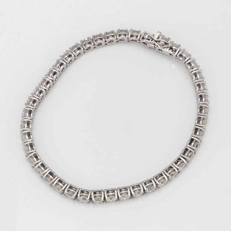 A 9.40 ct brilliant-cut diamond bracelet.