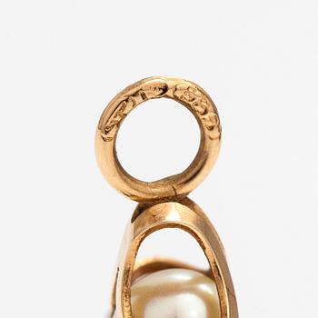 Elis Kauppi, A 14K gold and cultured pearls pendant. Kupittaan kulta, Turku.
