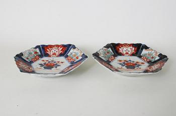 TALLRIKAR OCH SKÅLFAT, 2+2+1 delar.  Porslin. Japan, 1800-tal mm.