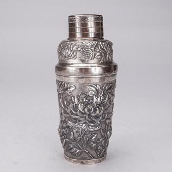 SHAKER, silver, Kina tidigt 1900-tal och SUPKOPPAR, 6 st, silver, bär stämpel LW. Tot. vikt ca 591,2 g.