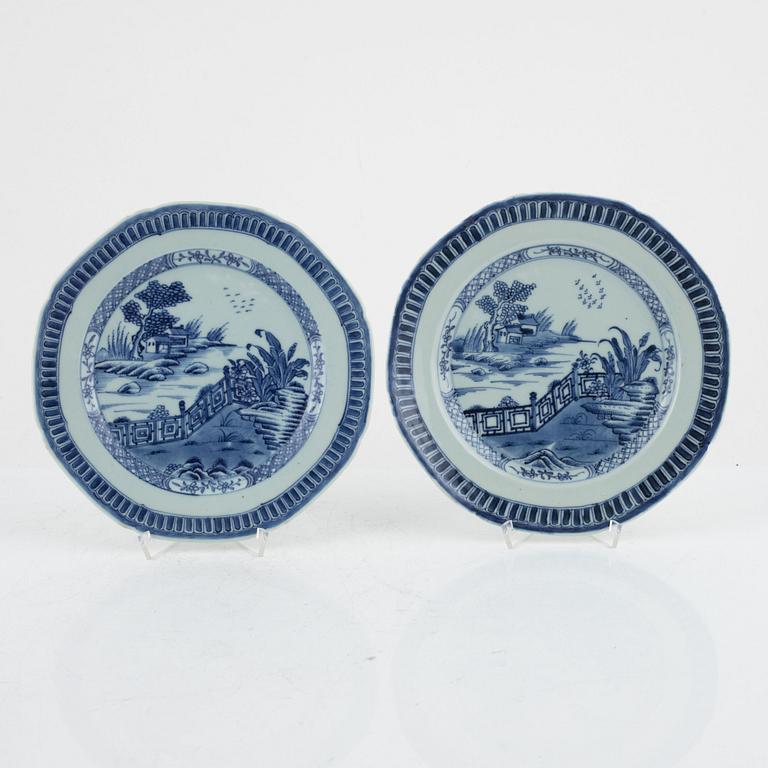 A set of six blue and white dinner plates, Qing dynasty, Qianlong (1736-95).
