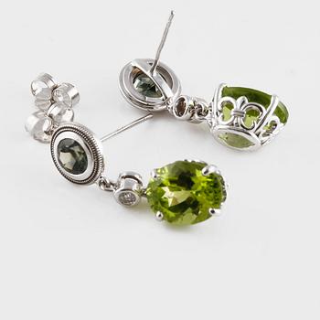 ÖRHÄNGEN, 14K vitguld med briljantslipade diamanter ca 0.10 ct, safirer ca 1.55 ct samt peridoter ca 5.70 ct. Vikt 4,9 g.