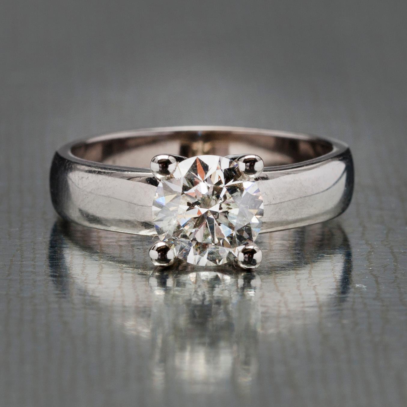 RING, vitguld 14K, briljantslipad diamant 1,58 ct. Vikt 5,67 g. Intyg.