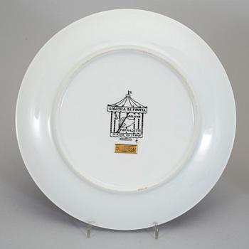 PIERO FORNASETTI, tallrikar, 2 st samt fat, porslin. Fornasetti, Milano, Italien.