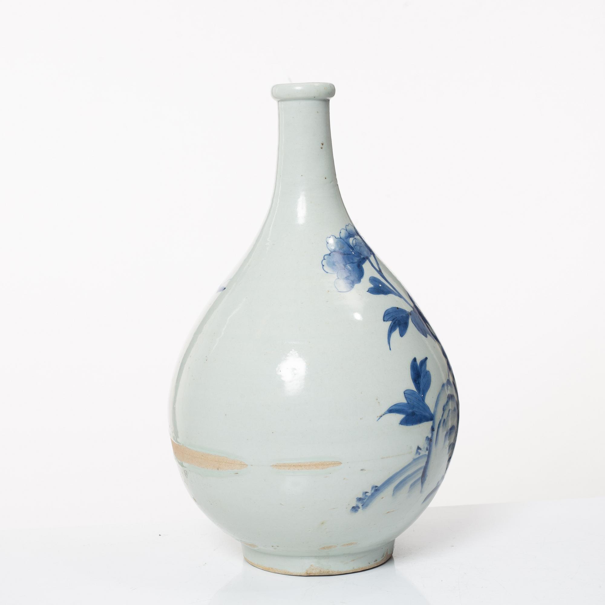 A Korean blue and white porcelain vase, late Joseon dynasty, 19th century.