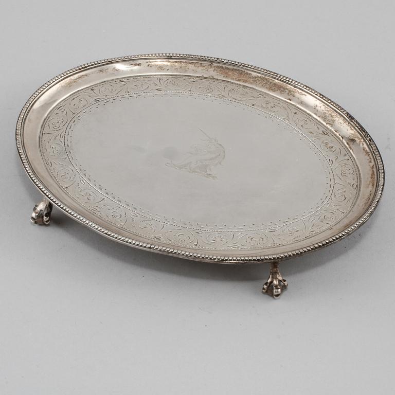 TEKANNA MED FAT, silver, Daniel Smith & Robert Sharp, London, 1784. Total vikt 609 g.