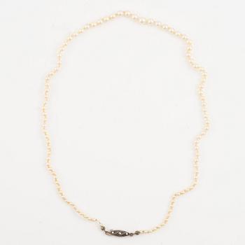 Pearl necklace, two pieces with graduated pearls, clasp silver.