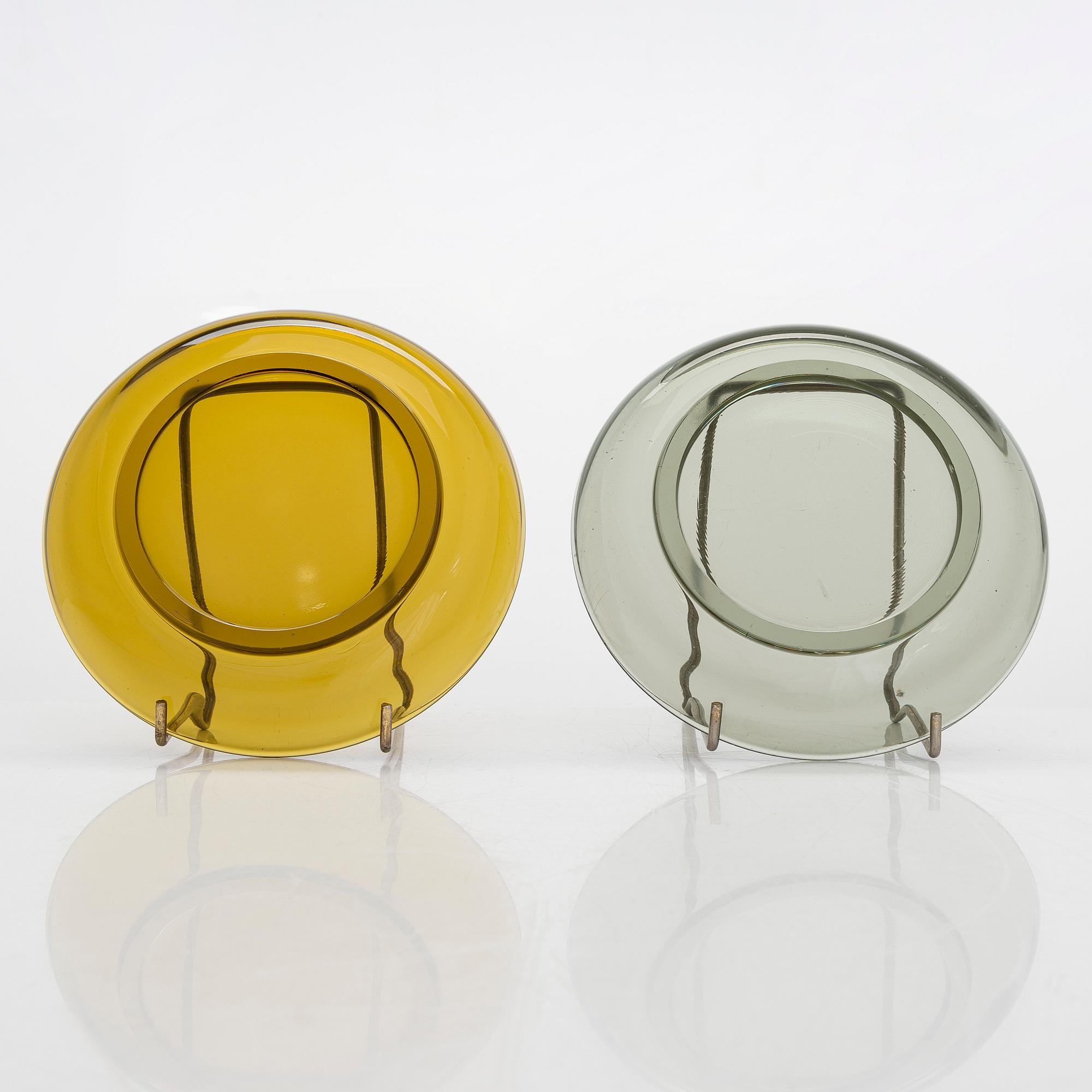 Saara Hopea, plates 11 pcs, model 5277, Nuutajärvi Notsjö. Designed in 1958.