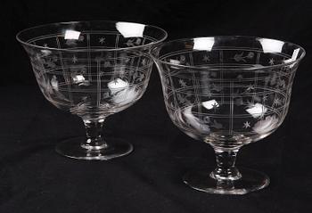 SKÅLAR på FOT, ett par, glas. 1900-tal.