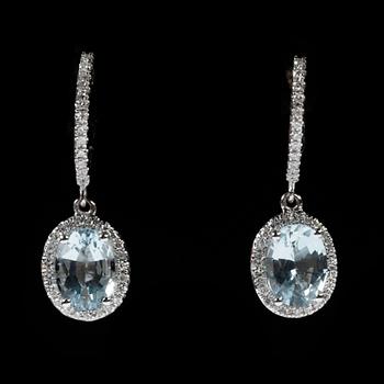 ÖRHÄNGEN, ett par, 14k vitguld med oval akvamarin vardera ca8x6mm och åttkantsslipade diamanter tot ca0,42ct. Vikt 3,9g.