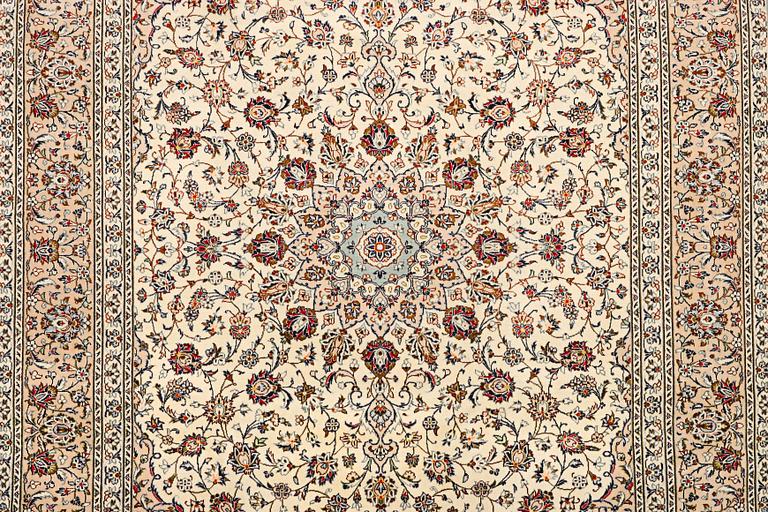 A Keshan carpet, c. 342 x 247 cm.