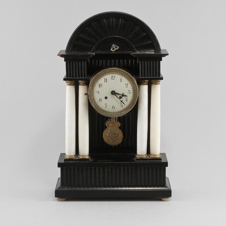 BORDSPENDYL, 1800-talets mitt/andra hälft.