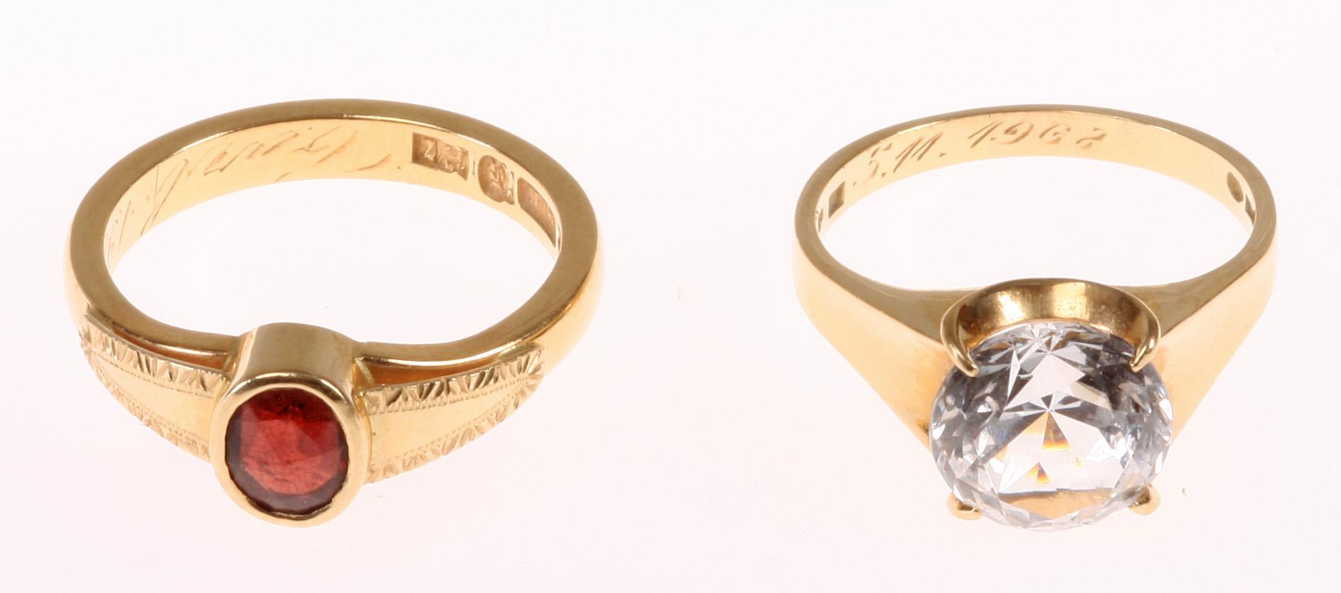 RINGAR, 4 st, 18K guld samt stenar, 1900-talets andra hälft. Tot vikt 25 gram.