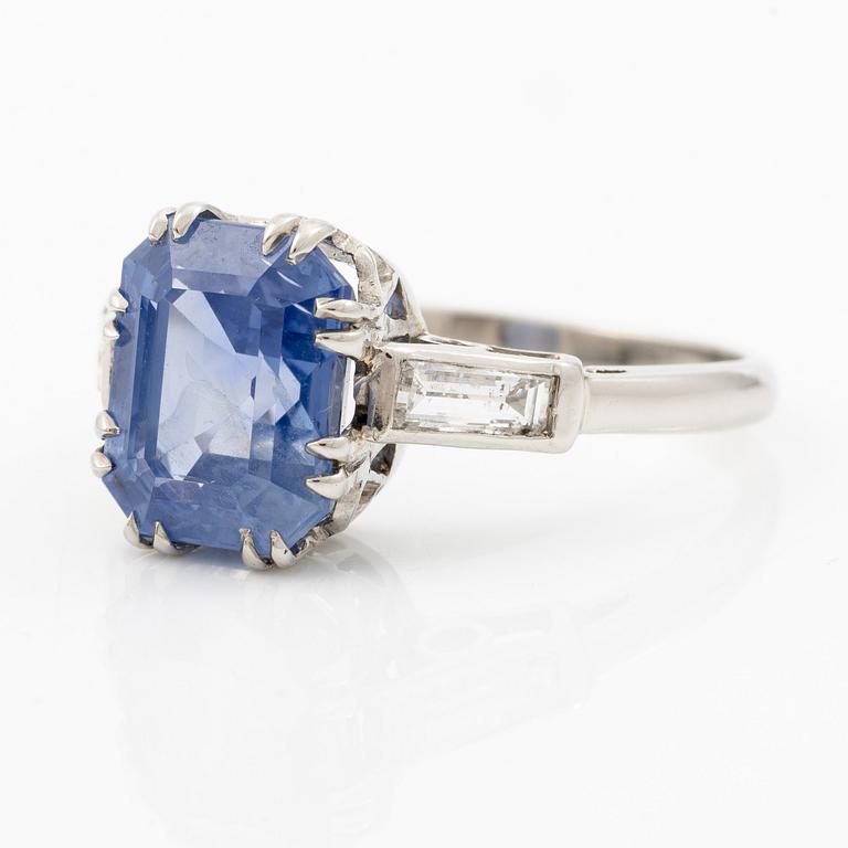 Ring platina med safir och baguetteslipade diamanter. Medföljande report GCS.