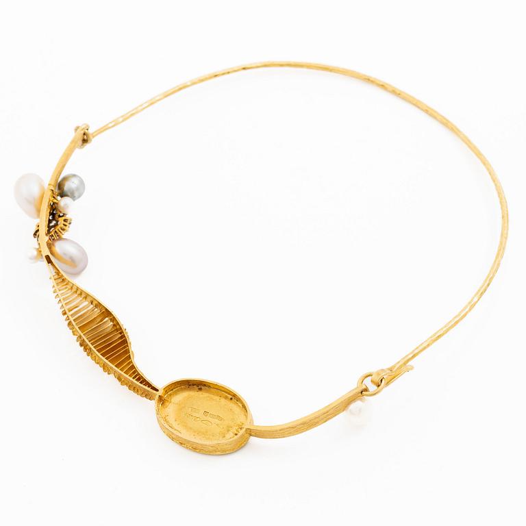 Karlheinz Sauer collier 18K guld och opal med odlade pärlor samt runda briljantslipade diamanter.