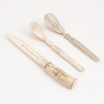 A set of a reindeer horn paper knife and two spoons.