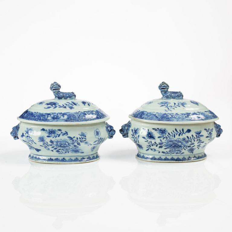 Terriner med lock, ett par, kompaniporslin, Qingdynastin, Qianlong (1736-95).