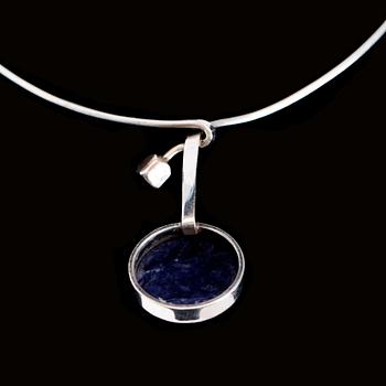 HALSRING, silver och blå sten, Gert Thysell, Gussi, Malmö 1968. Total vikt ca 33 g.