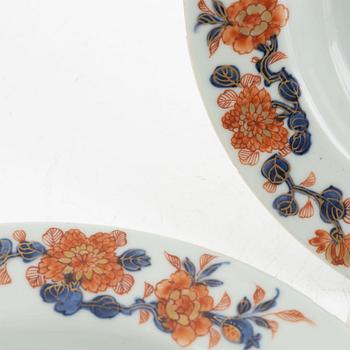 A pair of Imari porcelain soup plates, China, Qinalong (1736-95).