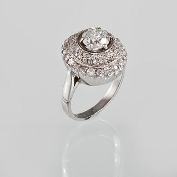 RING, 18K vitguld med fasetttslipade diamanter ca 1.50 ct samt briljantslipad diamant ca 1.35 ct. Vikt 6,7 gram.