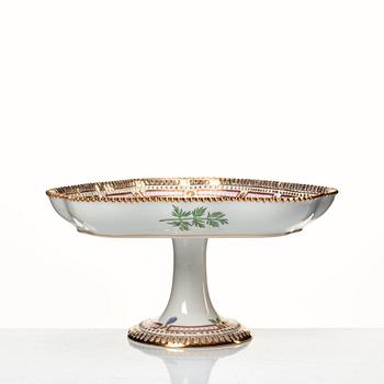 Tazza samt uppläggningsfat, porslin. Royal Copenhagen, "Flora Danica", Danmark, 1900-tal.