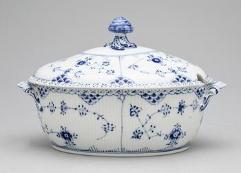 TERRIN MED LOCK, porslin, Musselmalet, Royal Copenhagen, 1900-tal.