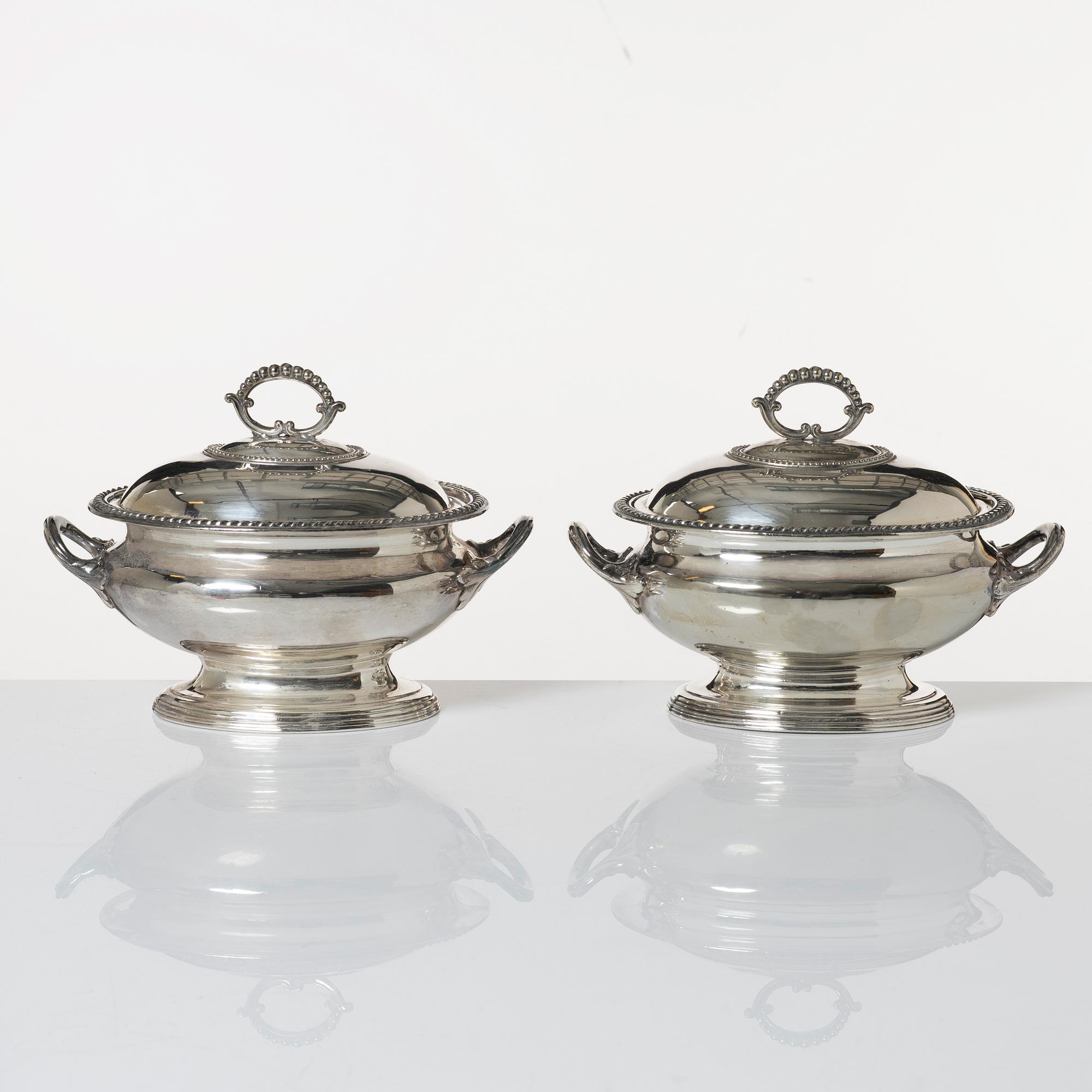 Bowls with lids, a pair, silver plate, Elkington, 20th century.