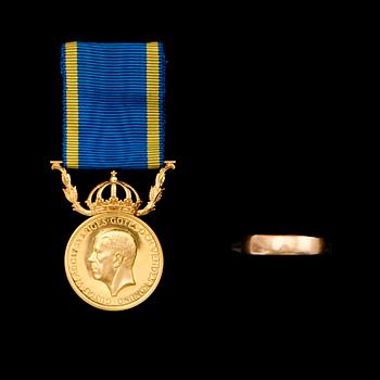 MEDALJ SAMT RING, 18 k guld. Tot vikt ca 20 g.