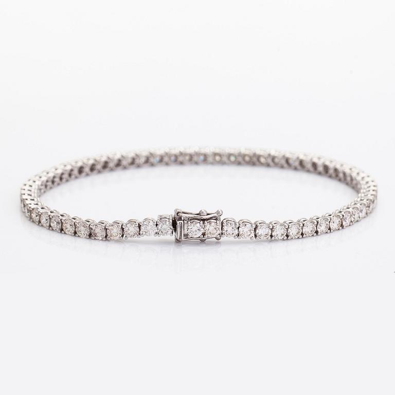 Tennisarmband, 18K vitguld, med briljantslipade diamanter.